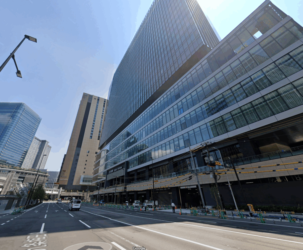 大阪駅の道路向かい